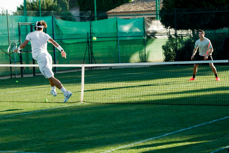Sân tennis bằng cỏ thường tốn kém trong việc sử dụng và bảo trì sau mỗi trận đấu