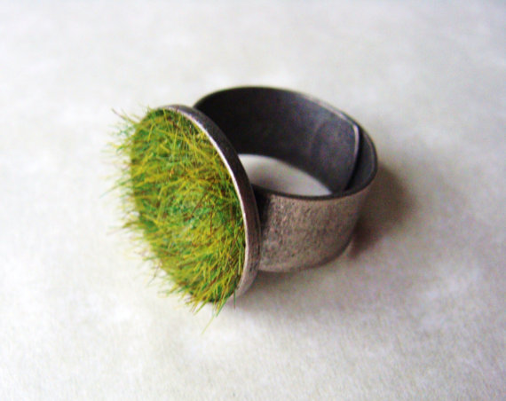 chiếc nhẫn cỏ tự tạo 