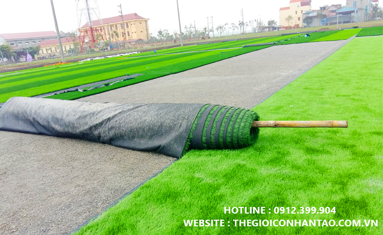 Hình ảnh trải thảm sân bóng cỏ nhân tạo Nam Định
