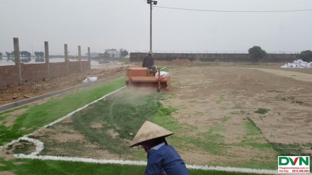 Thi công sân bóng đá cỏ nhân tạo Nam Giang - Nam Định 4