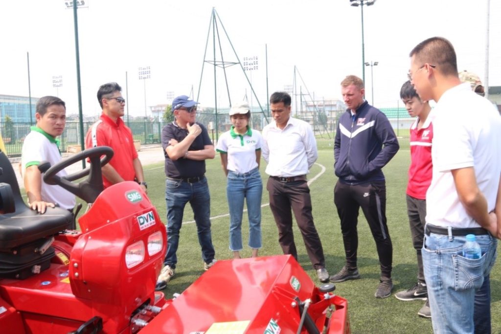 3. Trải nghiệm miễn phí bảo dưỡng sân cỏ nhân tạo tại Trung tâm bóng đá trẻ Hà Nội 3