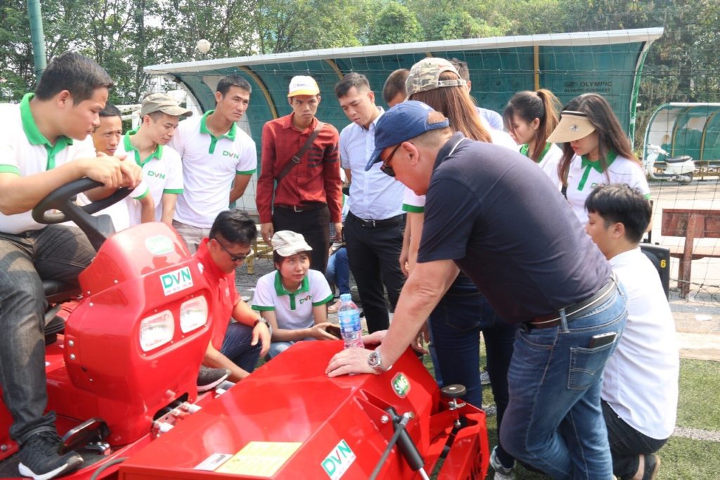 3. Trải nghiệm miễn phí bảo dưỡng sân cỏ nhân tạo tại Trung tâm bóng đá trẻ Hà Nội 1