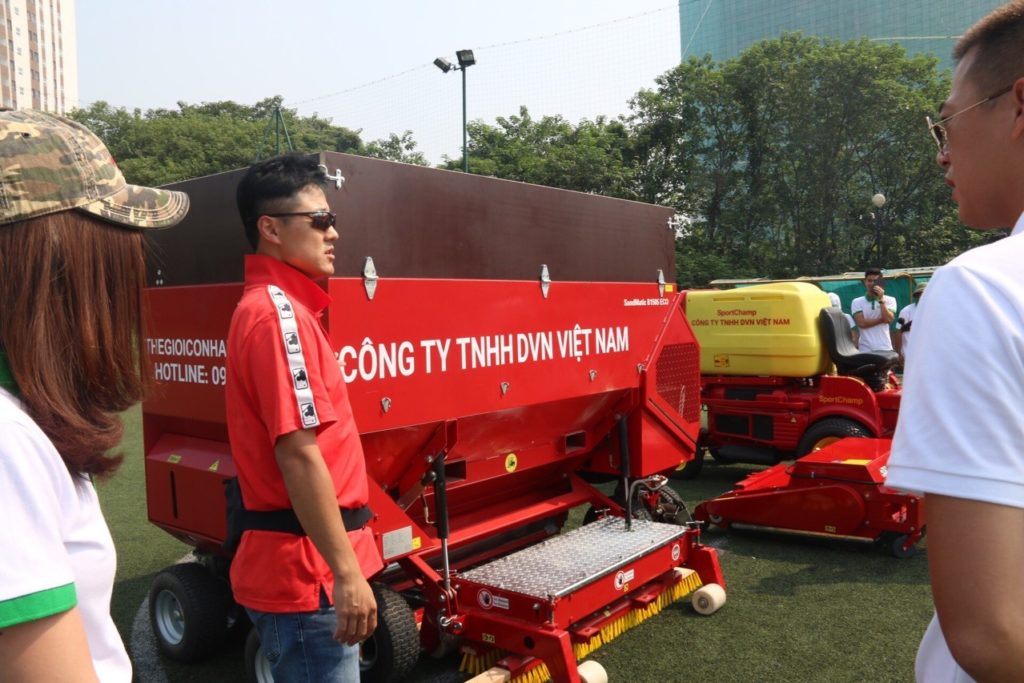 3. Trải nghiệm miễn phí bảo dưỡng sân cỏ nhân tạo tại Trung tâm bóng đá trẻ Hà Nội 2