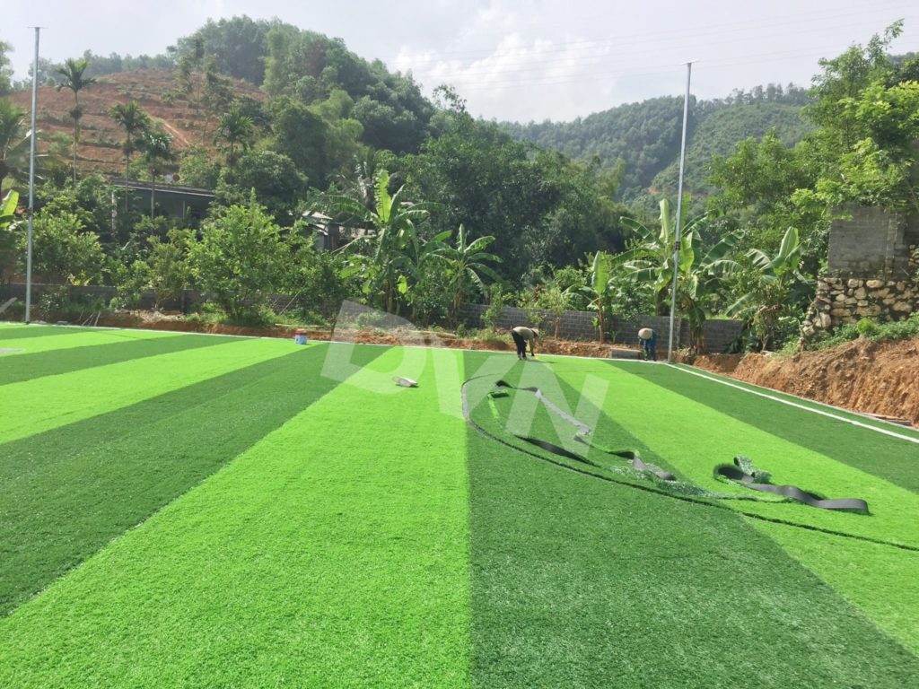 Giai đoạn trải cỏ nhân tạo sân bóng