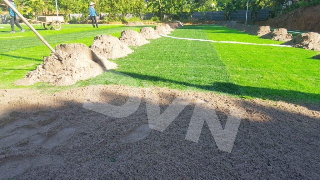 Giai đoạn trải cát cho sân bóng cỏ nhân tạo
