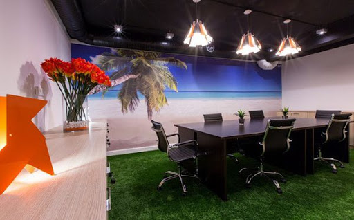 6 ý tưởng trang trí cỏ nhân tạo trong văn phòng 7