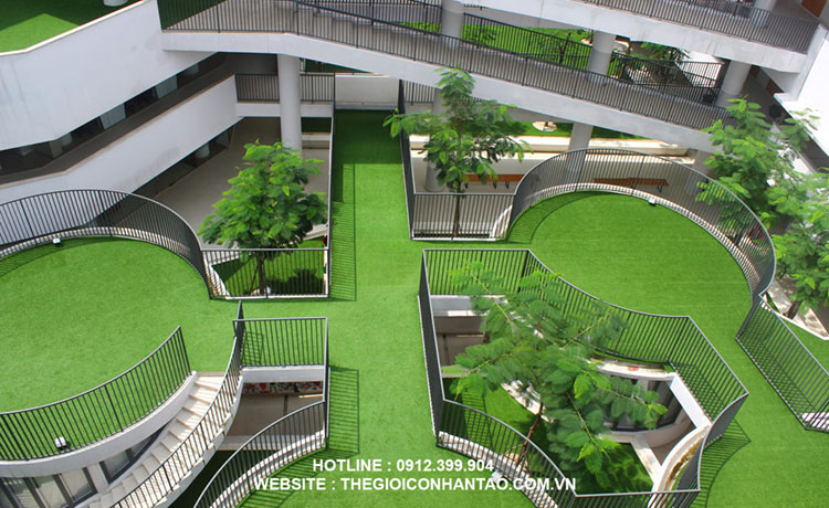Sân vườn cỏ nhân tạo khuôn viên trường Quốc tế Việt Úc