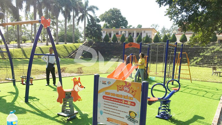 Sử dụng cỏ nhân tạo 2cm mã DVN S19M18-20 để trải sân vui chơi cho trẻ 