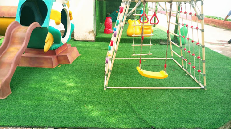 Cỏ nhân tạo trang trí sân vui chơi cho bé trong sân vườn 1