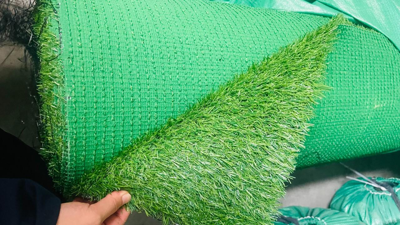 Sản phẩm cỏ nhân tạo đế xanh đặc biệt phù hợp trải trong nhà hay các sự kiện có tính dài hạn, cỏ sẵn kh 3
